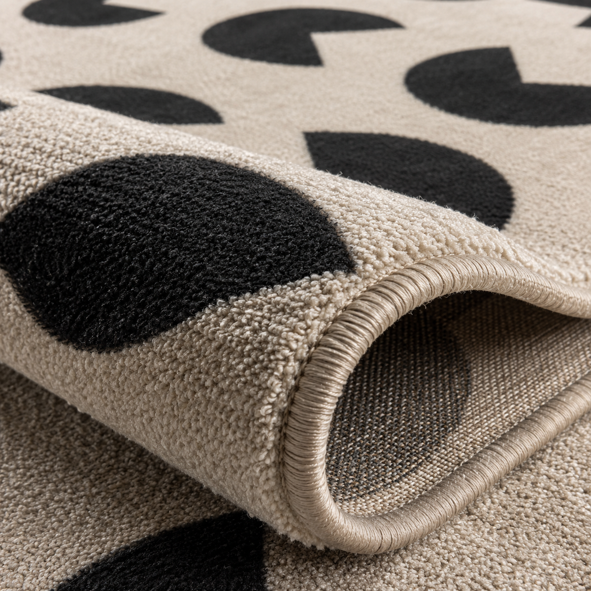 Tapis rectangulaire Paco – motifs géométriques arrondis – écru et noir profond