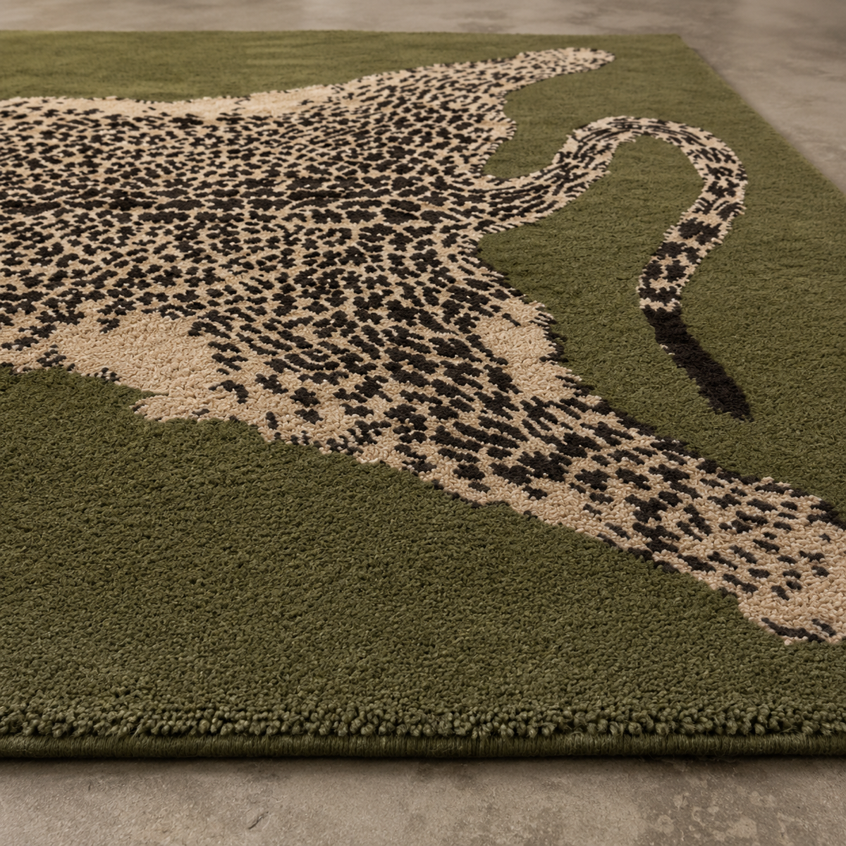 Tapis rectangulaire Léopard – motif animalier stylisé – vert olive, écru et noir