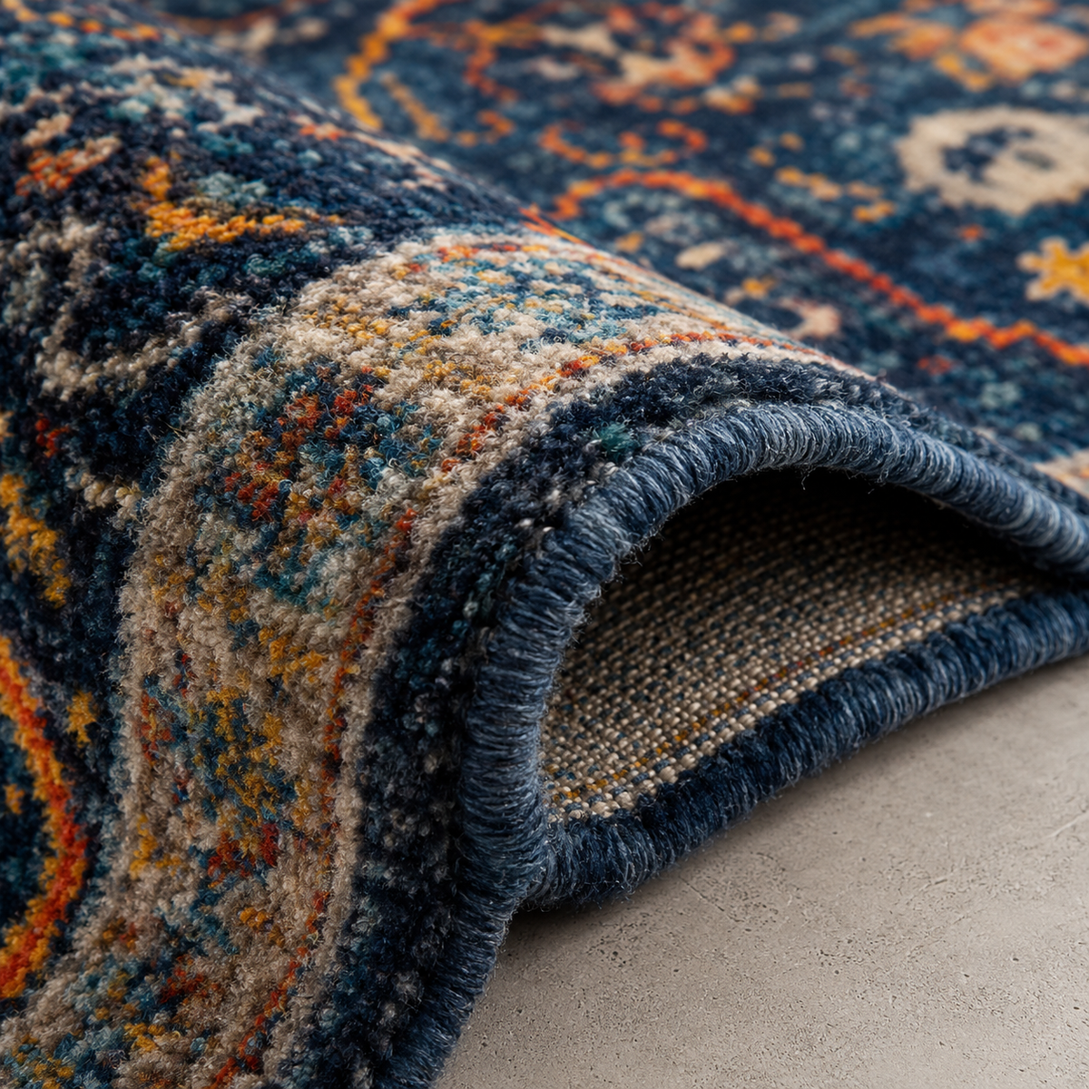 Tapis rectangulaire Azara – motifs floraux vintage – bleu nuit, terracotta, beige et ocre doré