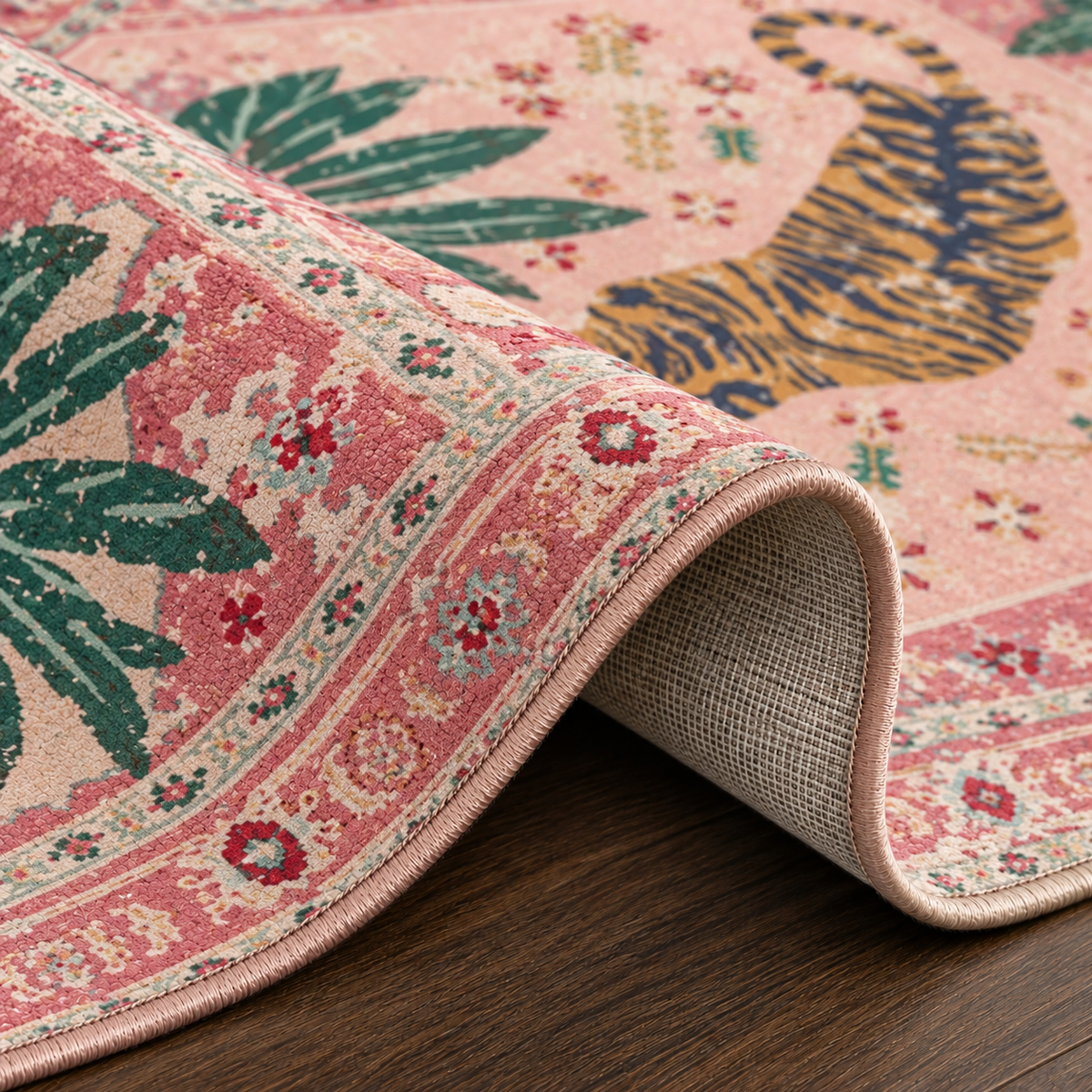 Tapis rectangulaire Nala – motif tigre tropical – rose poudré, vert palmier, orange et bleu nuit