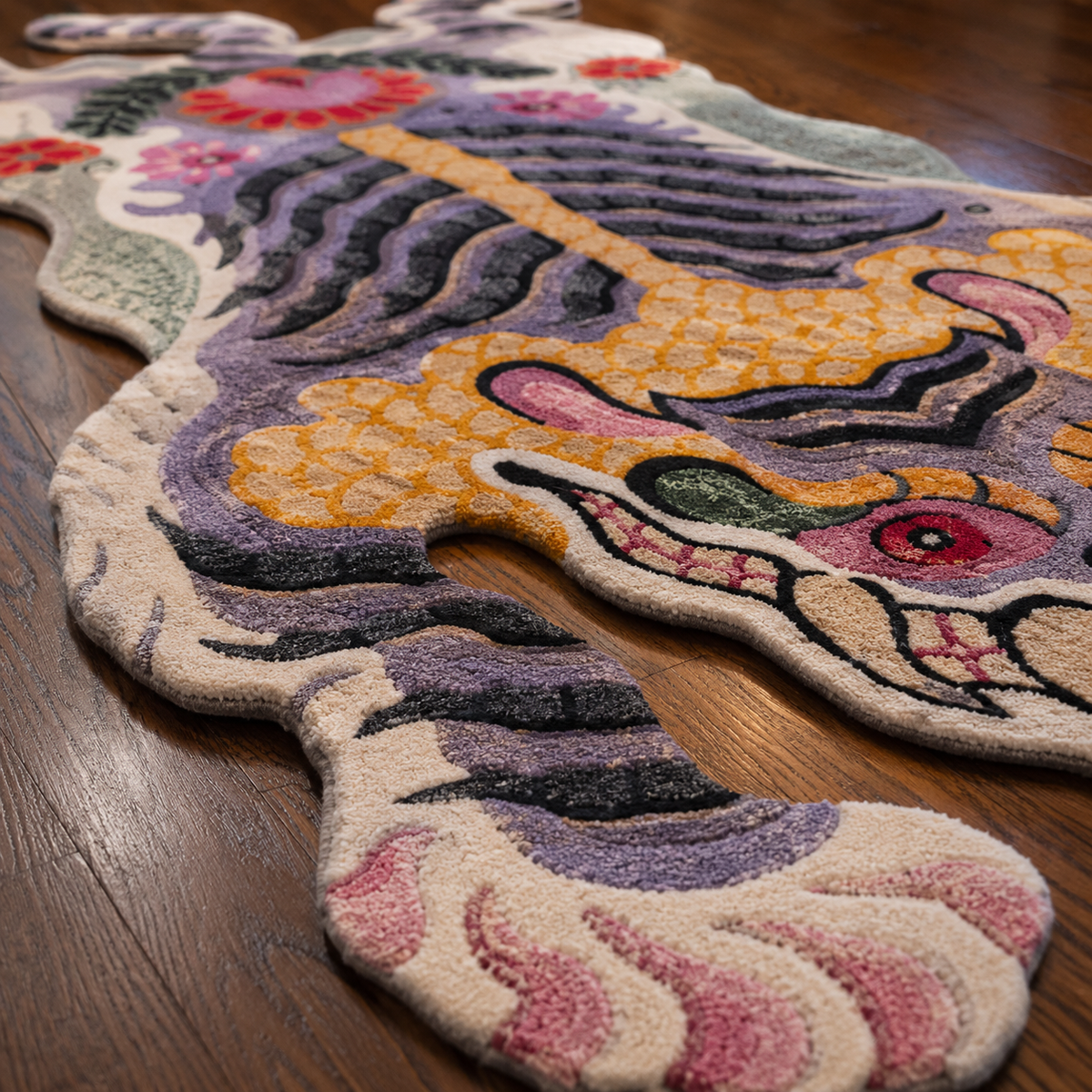 Tapis rectangulaire Oni – forme créature mythique – beige, violet, rose, jaune et noir