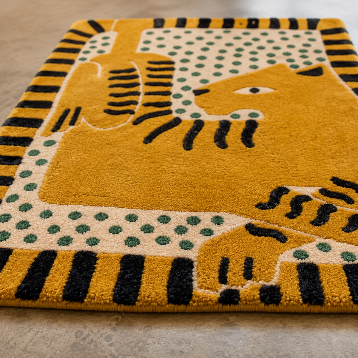 Tapis rectangulaire Matis – motif chat stylisé – jaune moutarde, noir, écru et vert sauge