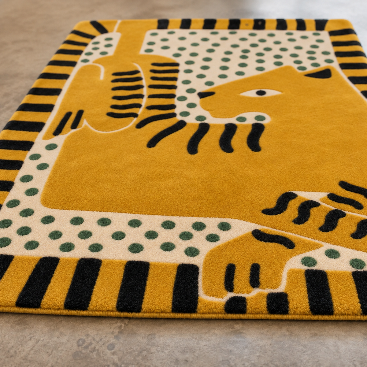 Tapis rectangulaire Matis – motif chat stylisé – jaune moutarde, noir, écru et vert sauge
