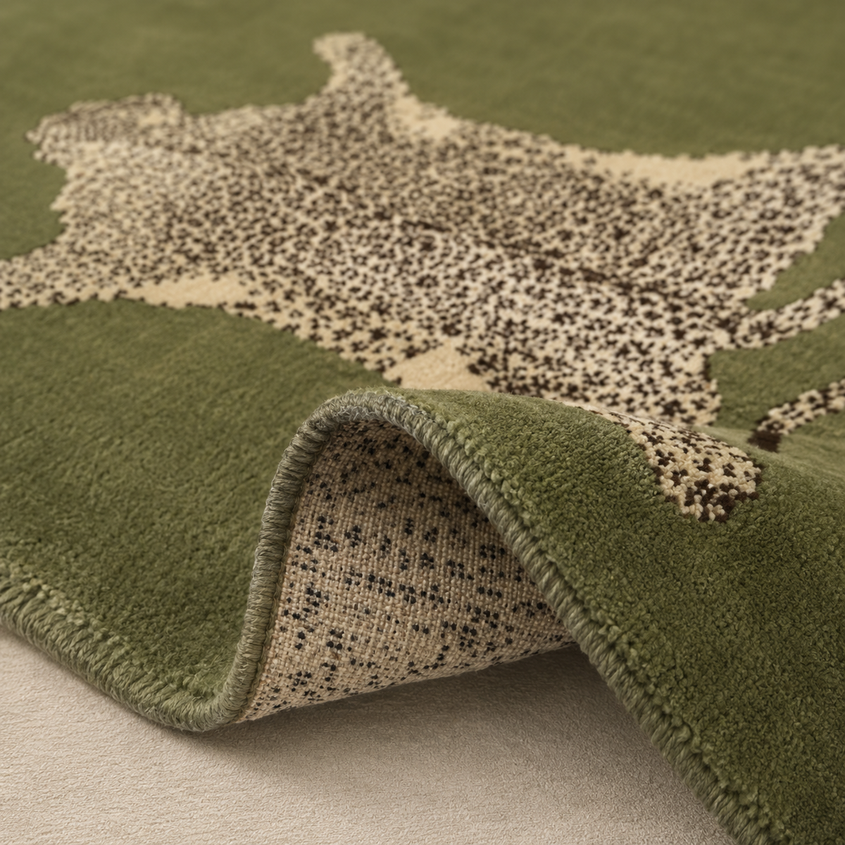 Tapis rectangulaire Léopard – motif animalier stylisé – vert olive, écru et noir