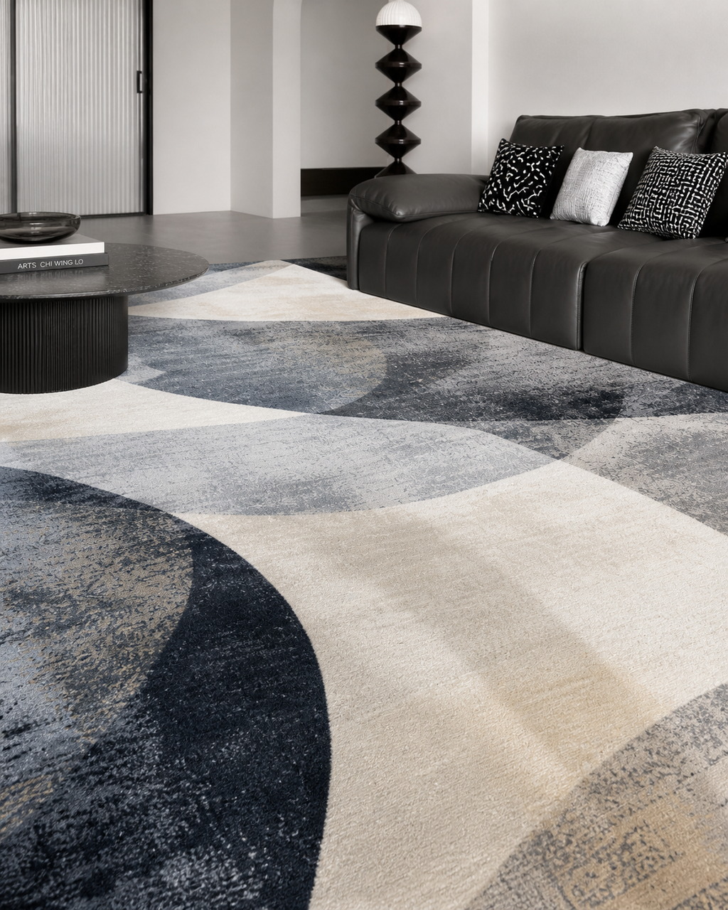 Tapis rectangulaire Éloria – style moderne – motifs abstraits gris, crème et bleu profond