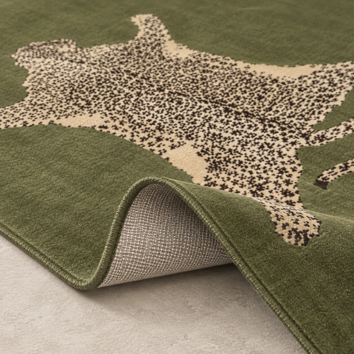 Tapis rectangulaire Léopard – motif animalier stylisé – vert olive, écru et noir