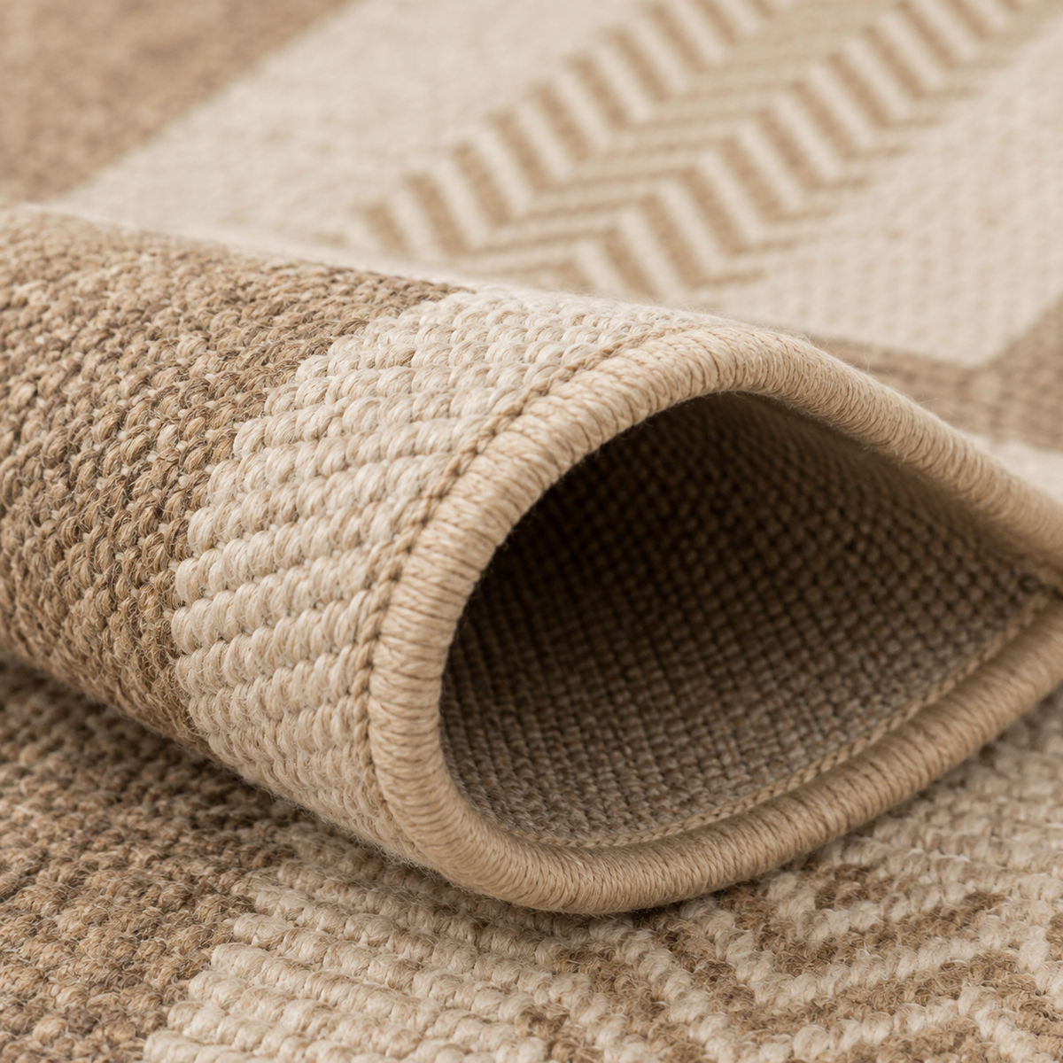 Tapis rectangulaire Elvéo – style naturel – bordures géométriques beige et taupe
