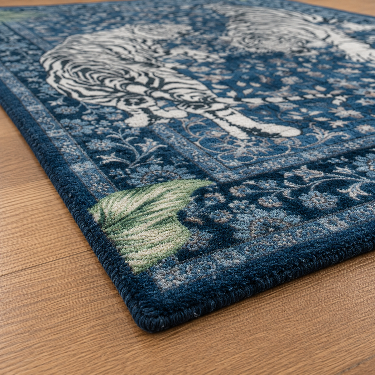 Tapis rectangulaire Bengal – duo de tigres blancs – bleu profond, écru et vert feuillage