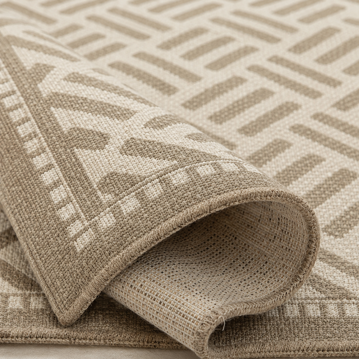 Tapis rectangulaire Lino – motif géométrique texturé – écru et beige taupe