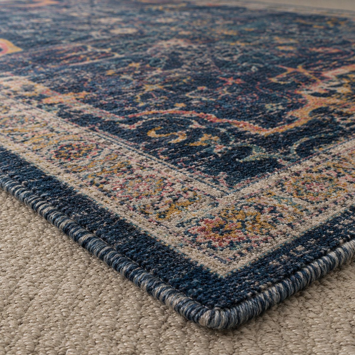 Tapis rectangulaire Azara – motifs floraux vintage – bleu nuit, terracotta, beige et ocre doré
